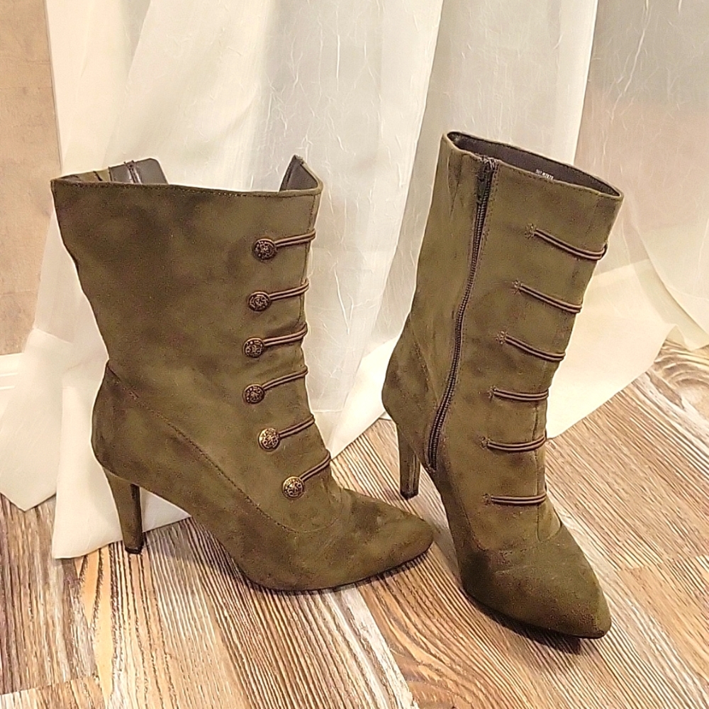 Suade dark green, heeled zip up boots, with button accents, elastic in calf area